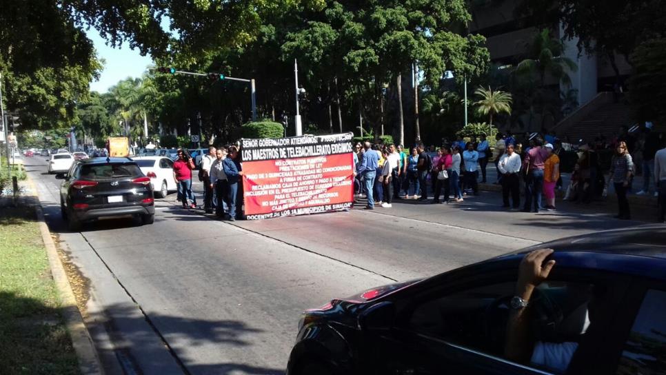 Bloquean calle maestros de telebachillerato