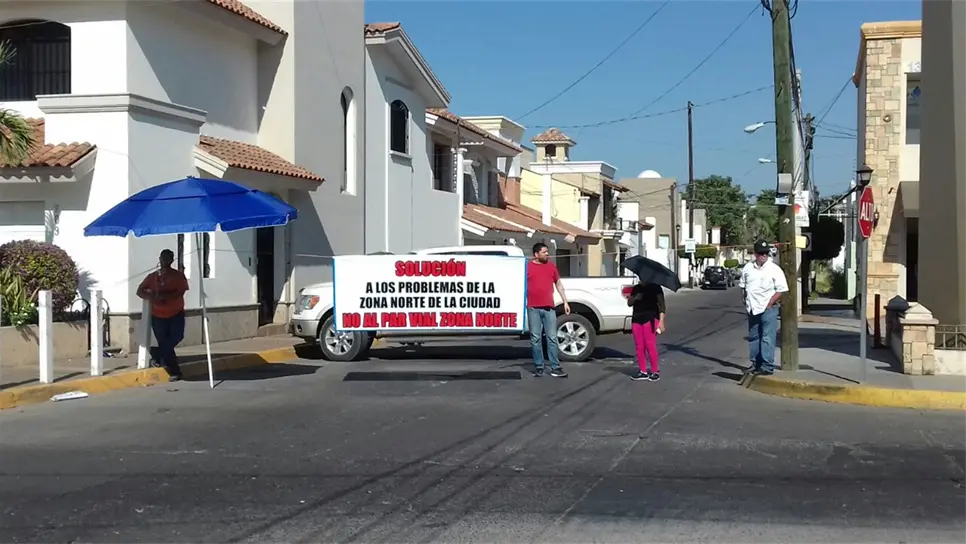 Bloquean calles vecinos de la colonia Chapultepec