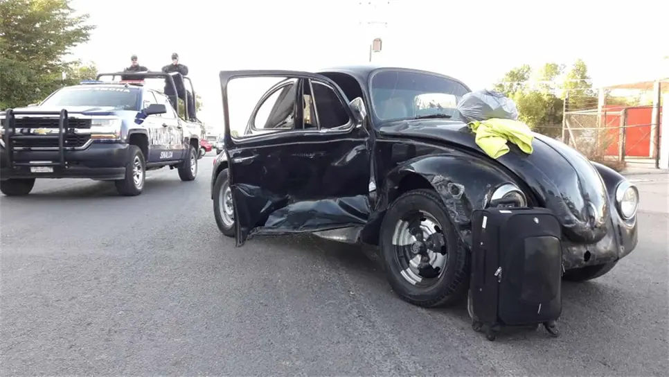 Vocho se pasa un alto y provoca accidente en el Centro