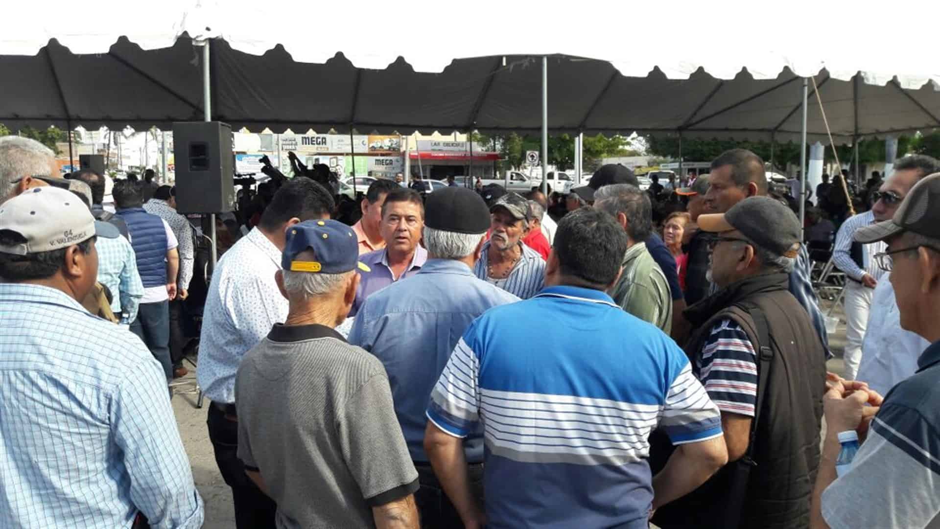 Se manifiestan policías y tránsitos jubilados en Ahome