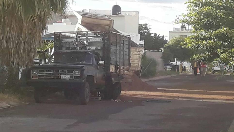 Abandonan camioneta cargada con gasolina robada en Valle Alto