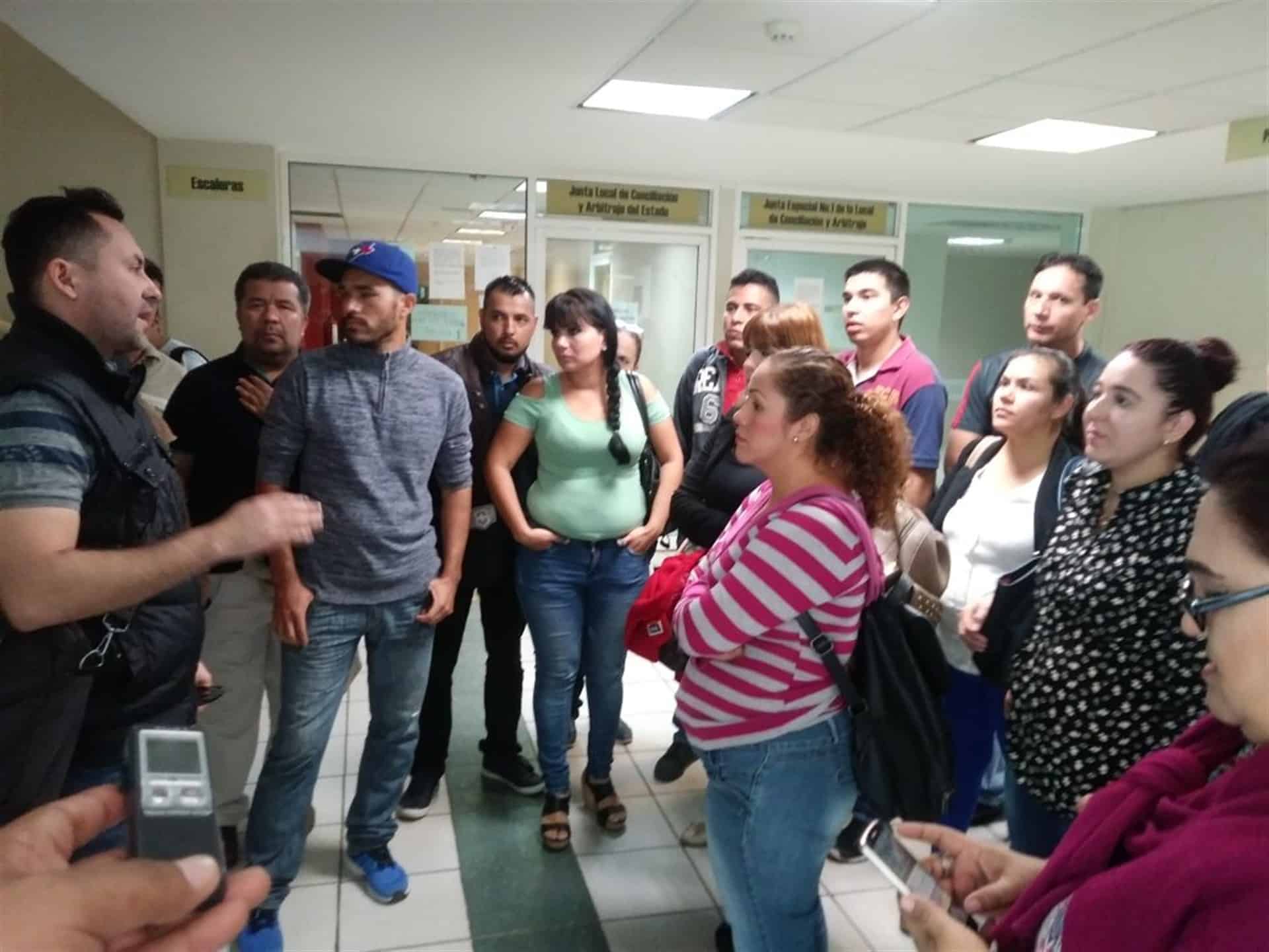 Se manifiestan trabajadores de MZ en la USE