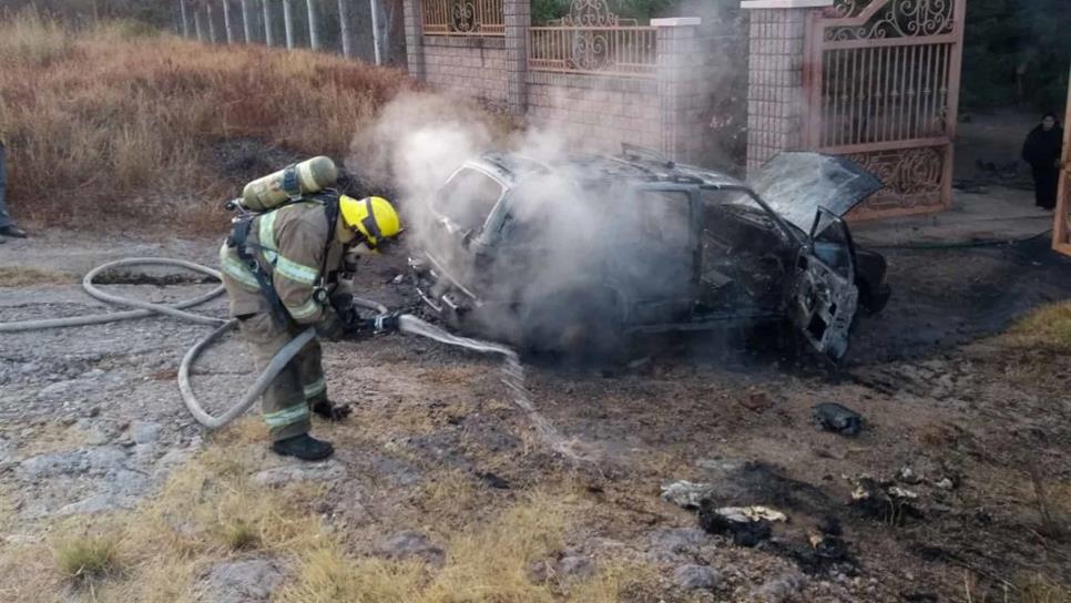 Se quema camioneta en Guamúchil