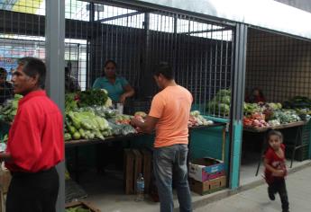 Marías quieren salir a las banquetas del Mercado 030