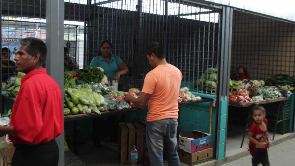 Marías quieren salir a las banquetas del Mercado 030