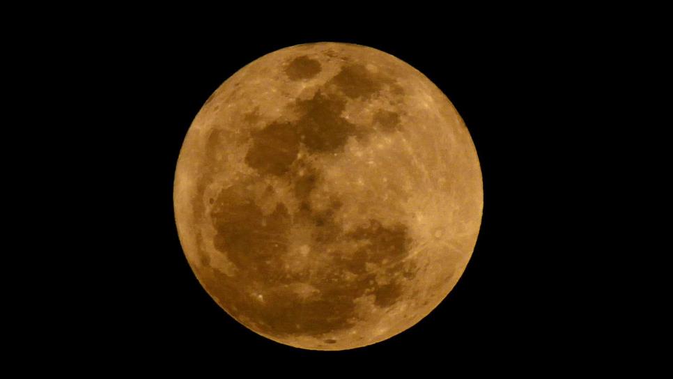 Primera noche de 2018, con súper Luna llena