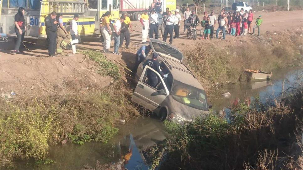 Mujer sufre ataque epiléptico y cae a un dren