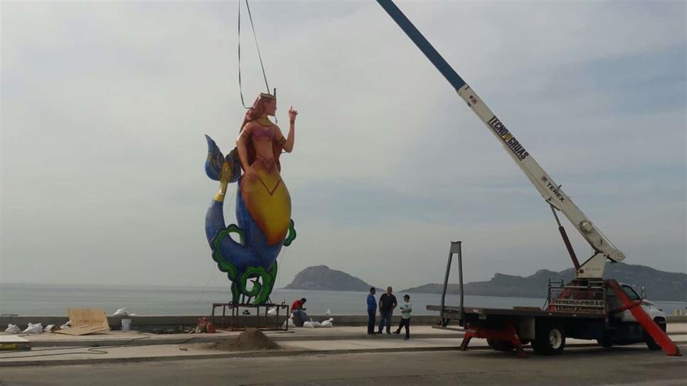 Inicia colocación de monigotes previo al Carnaval de Mazatlán