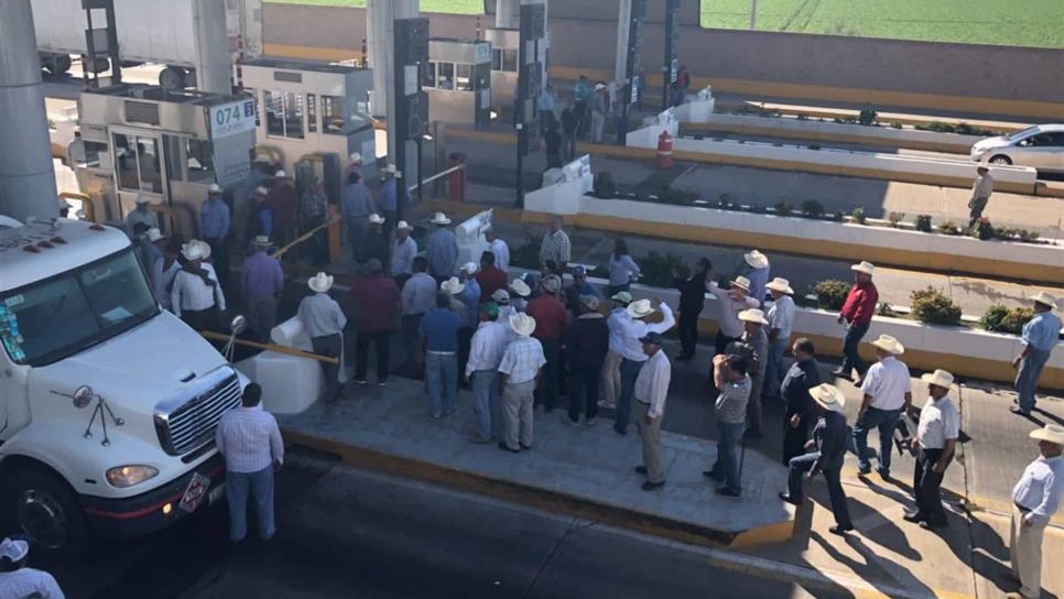 Productores de Sinaloa toman casetas; exigen agilizar pagos