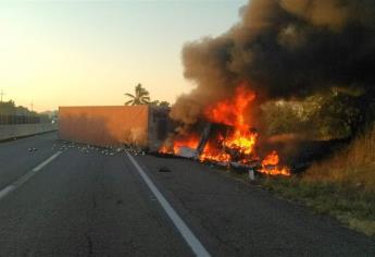 Vuelca y se incendia un tráiler sobre la Maxipista