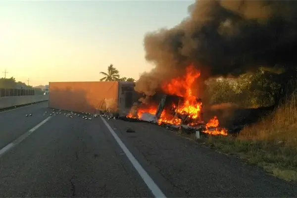 Vuelca y se incendia un tráiler sobre la Maxipista Vuelca y se incendia un tráiler sobre la Maxipista