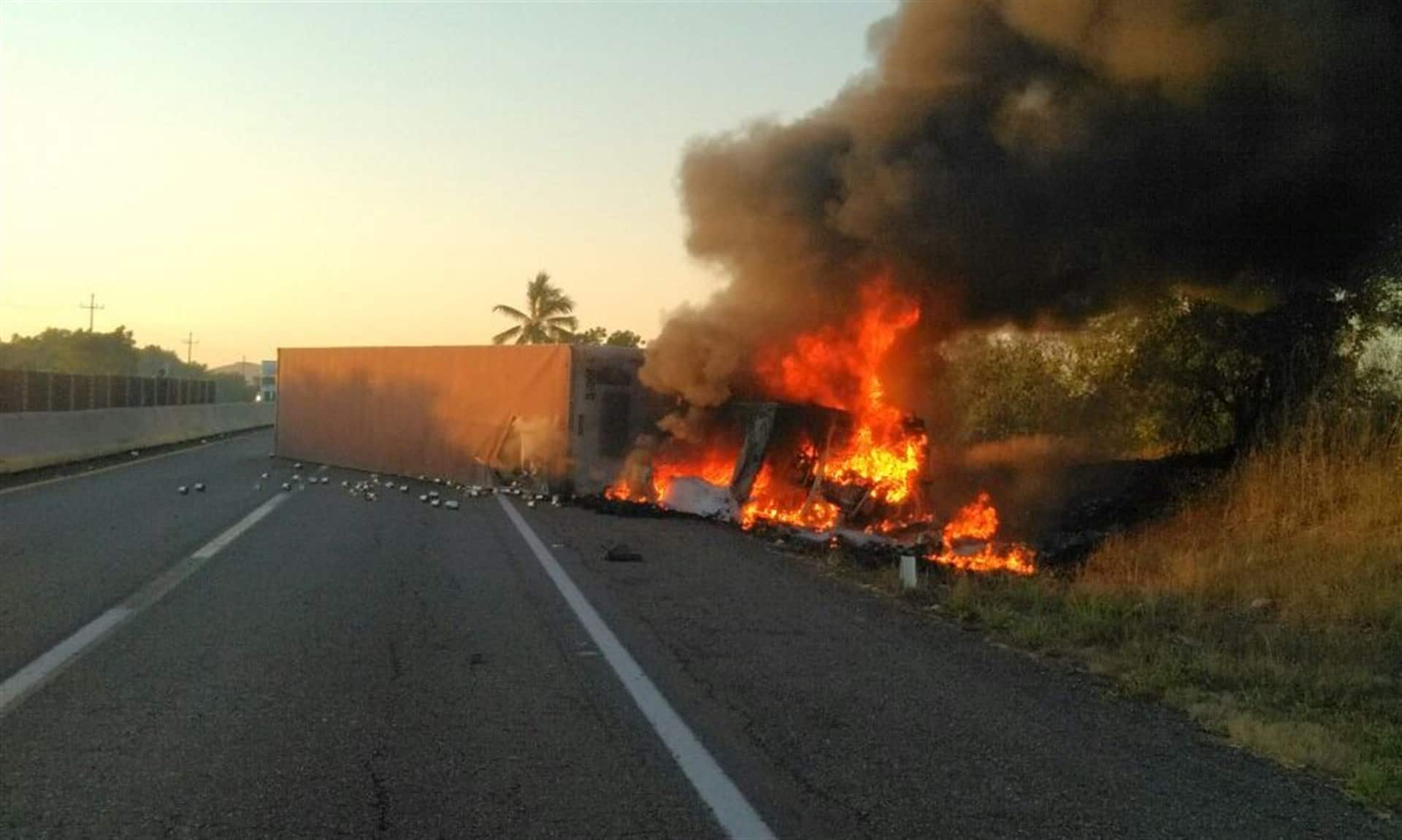 La unidad quedó atravesada en la rúa y se incendió. FOTOS: Cortesía.