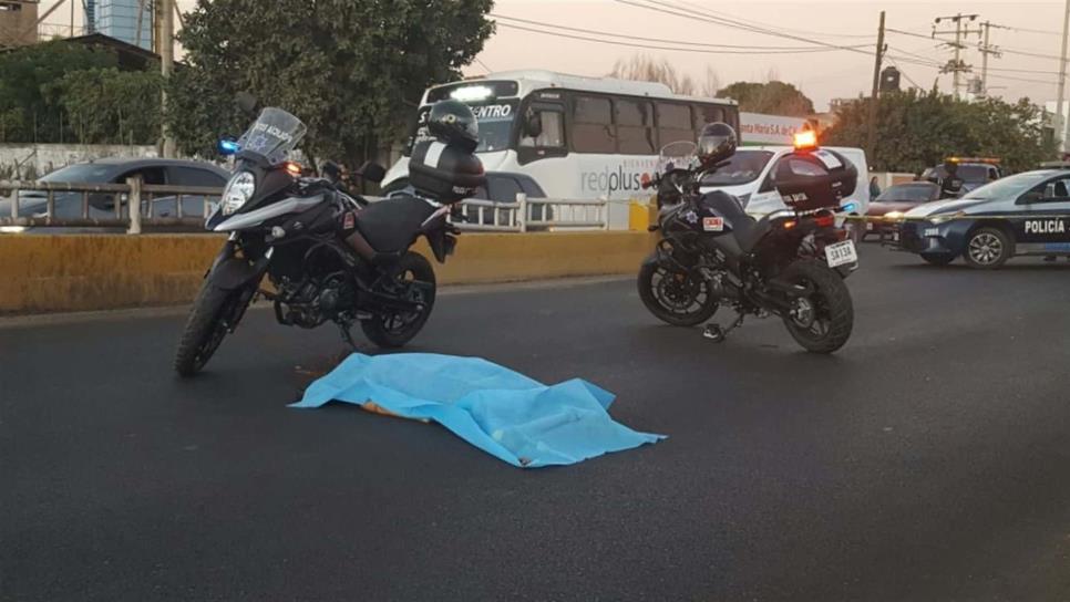 Muere mujer al intentar cruzar acceso a puente a desnivel en Culiacán