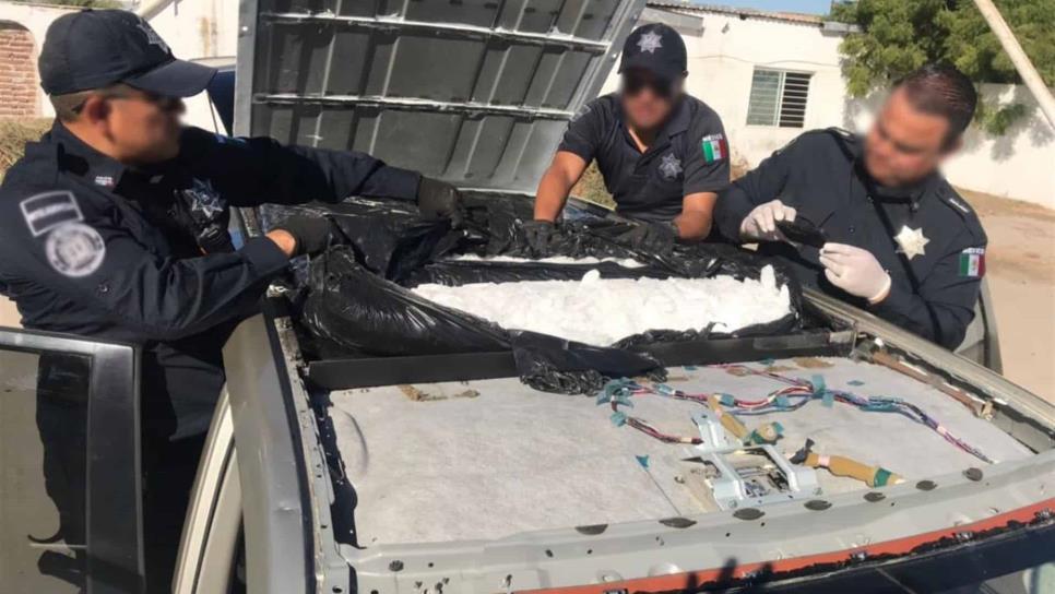 Federales aseguran 45 kg de cristal ocultos en techo de camioneta
