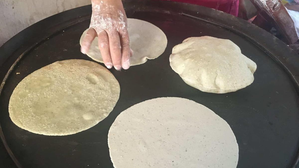 Tortilla hecha a mano en comal resurge con fuerza en gusto del mexicano