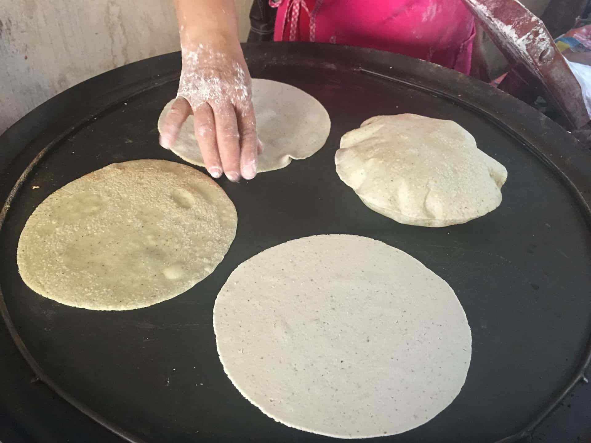 Tortilla hecha a mano en comal resurge con fuerza en el gusto del mexicano  