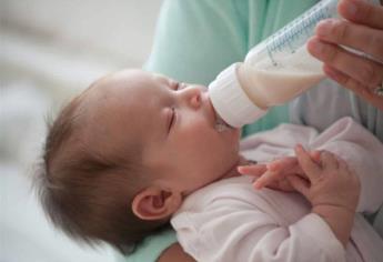 Recostar a bebés mientras toman su biberón puede generar otitis