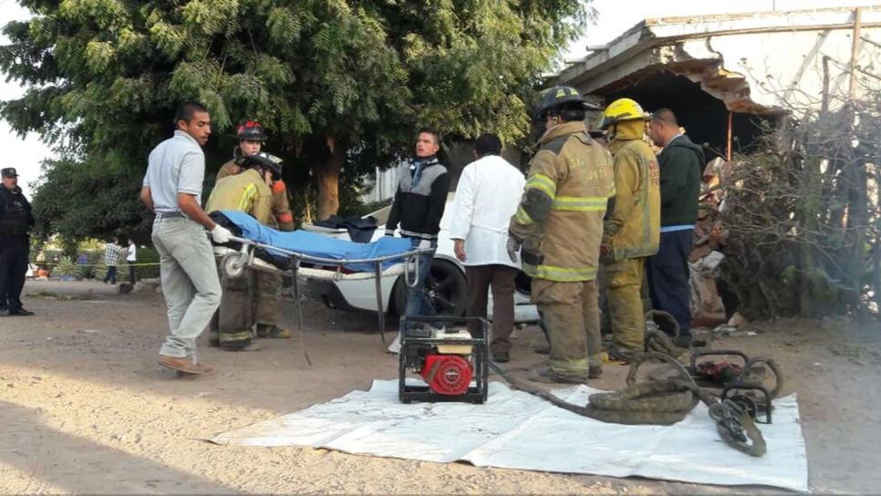 Dos muertos y un herido tras chocar Camaro contra vivienda