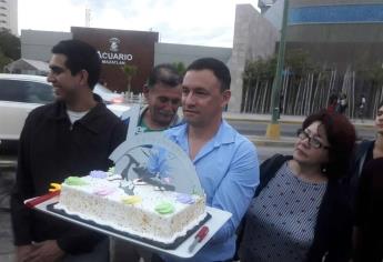 Celebran con pastel un año del colapso del Tiburonario