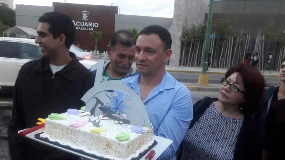 Celebran con pastel un año del colapso del Tiburonario