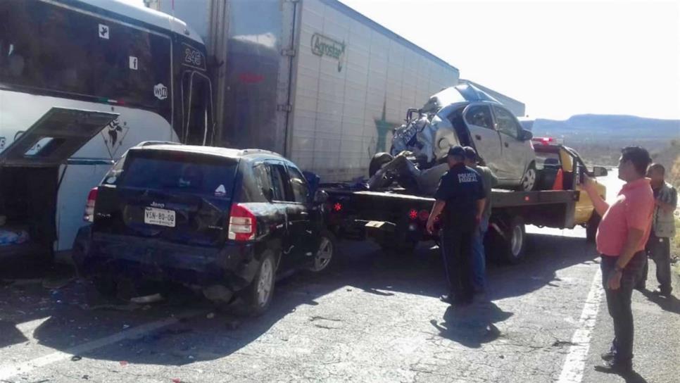 Autobús provoca aparatoso choque en cerros de Barobampo