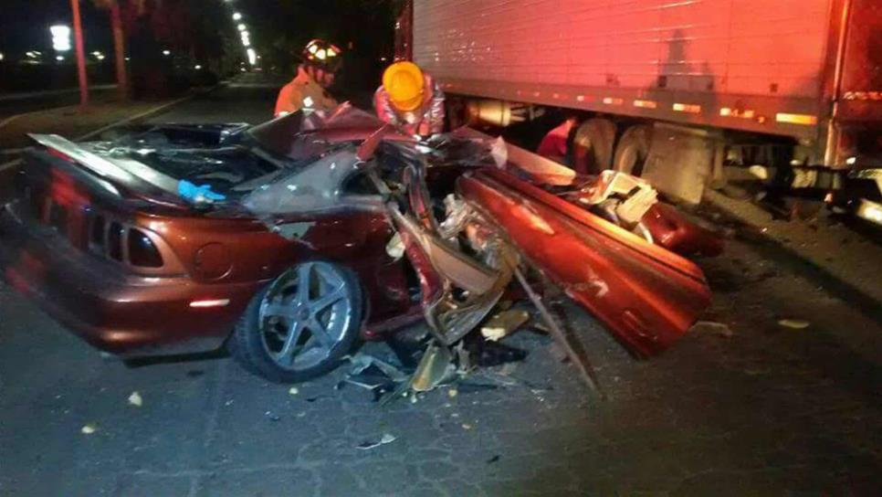 Conducían ebrios y terminan prensados debajo de un tráiler