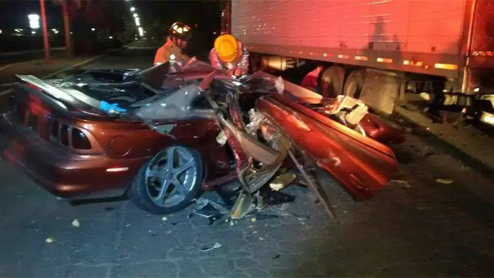 Conducían ebrios y terminan prensados debajo de un tráiler