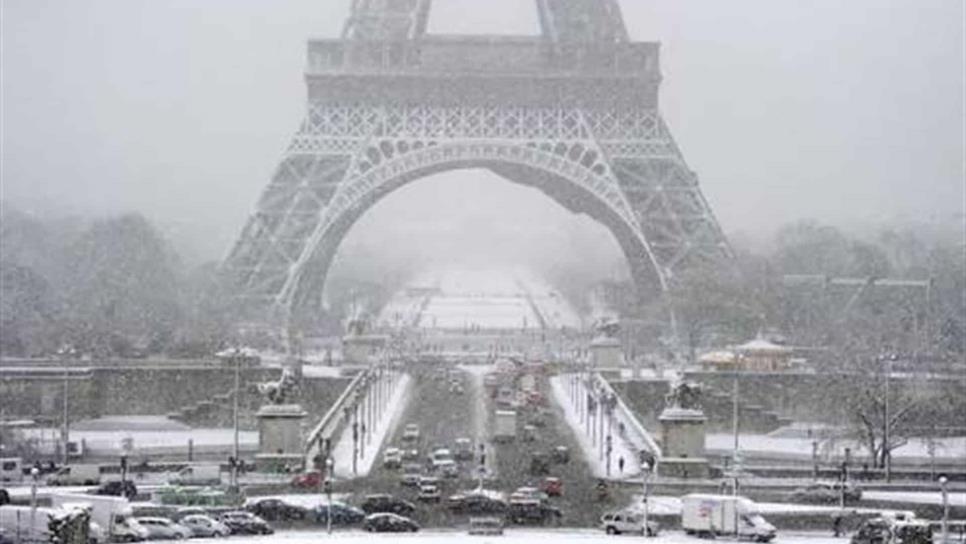 Torre Eiffel cierra por nevada en París