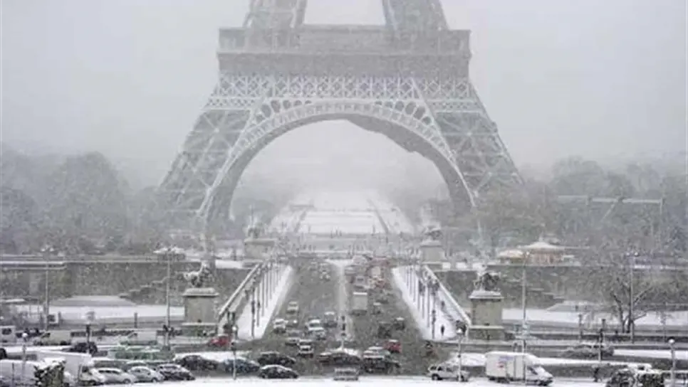 Torre Eiffel cierra por nevada en París