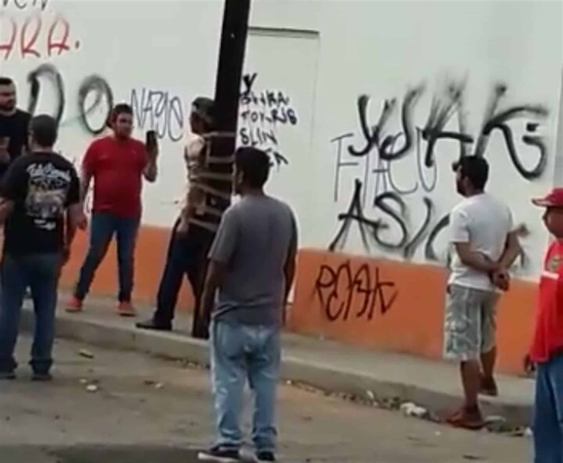 Atrapan ciudadanos a presunto asaltante y lo amarran a un poste