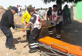Hombre resulta lesionado tras caerle un alud de tierra
