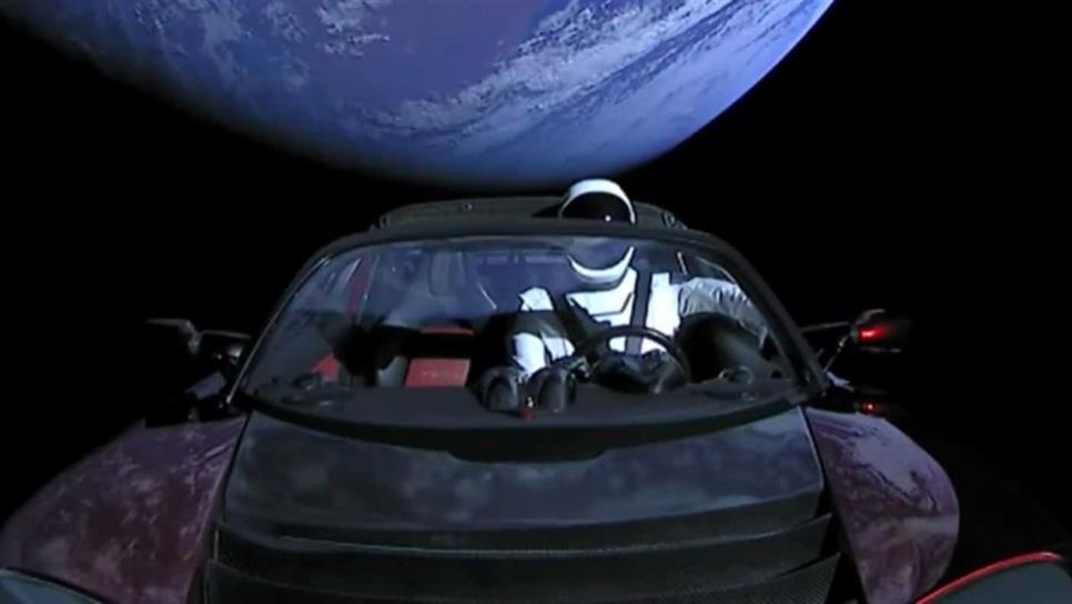 Starman y el Tesla Roadster viajan por el espacio
