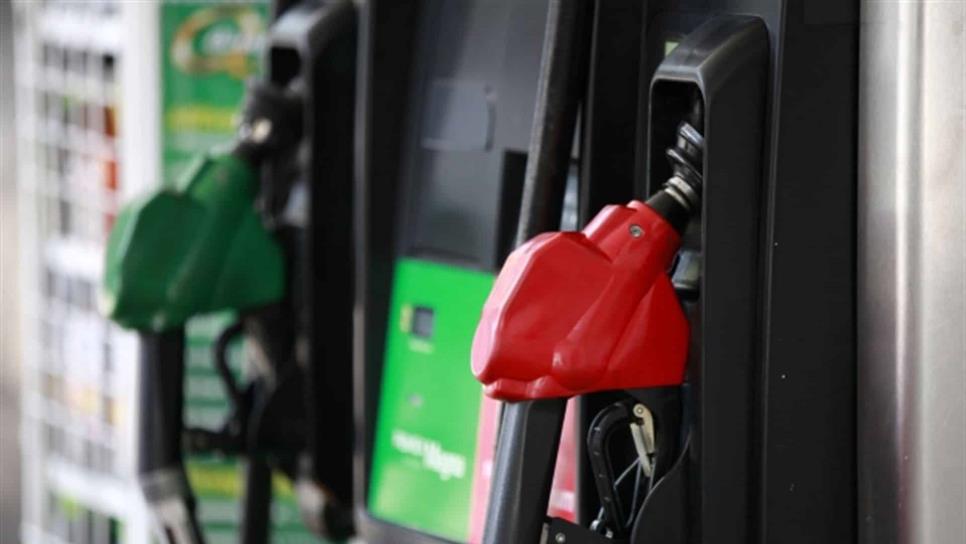 Petróleo baja 10%; gasolina se mantiene cara