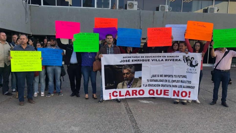 Maestros de telebachillerato se manifiestan en la SEPyC