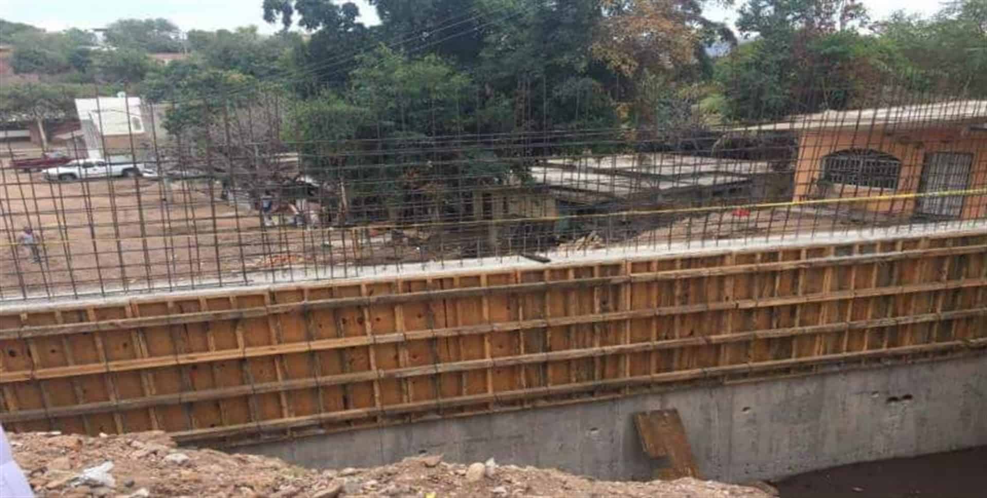 Construyen barda en medio de una calle en Culiacán