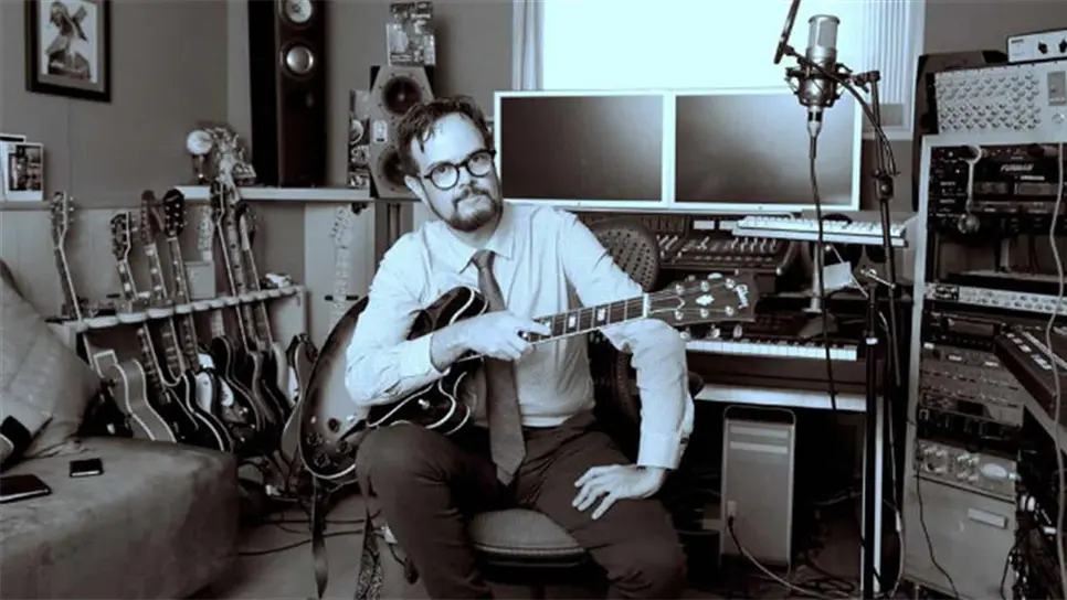 Califican a música de Aleks Syntek como Godínez; él estalla contra reguetoneros