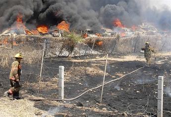 Se queman vehículos de pensión Federal