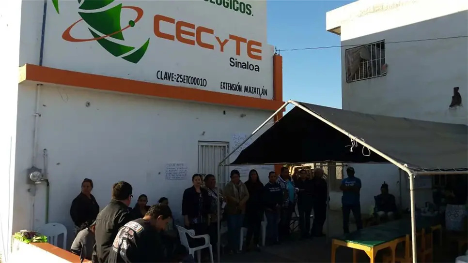 Permiten padres de familia reanudar clases en el Cecyte