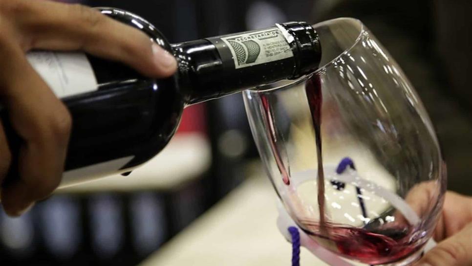 Vino tinto ayudaría a combatir caries dental y enfermedad de encías