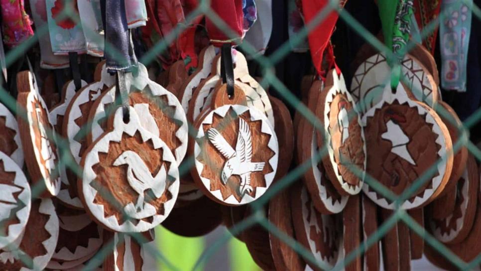 Estudiante tarahumara corre y elabora medallas para medio maratón