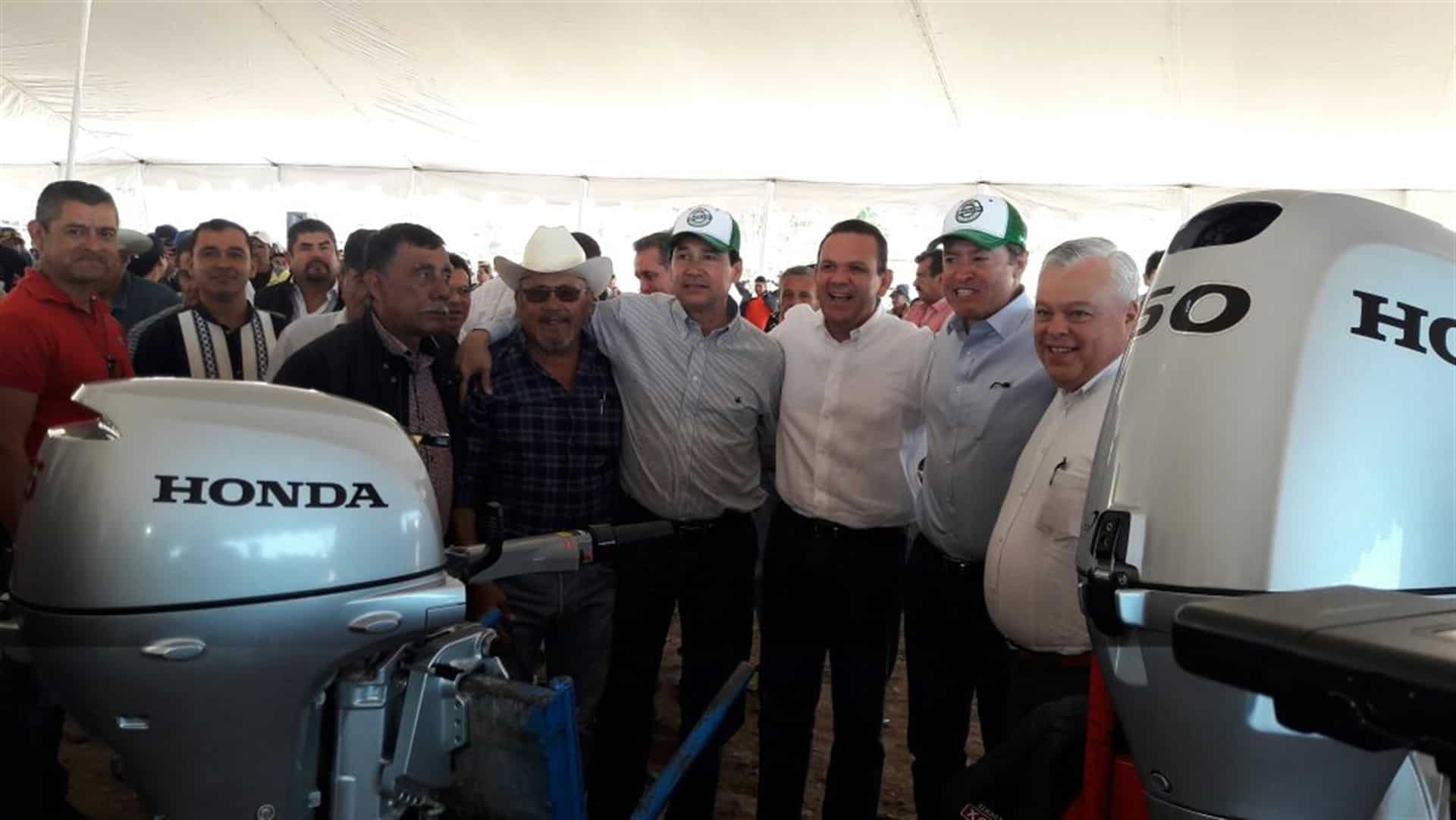 Entregan motores y embarcaciones menores a pescadores de El Huitussi