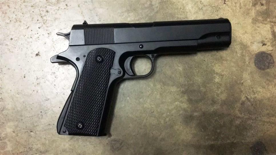 Detienen a joven por traer una pistola de juguete