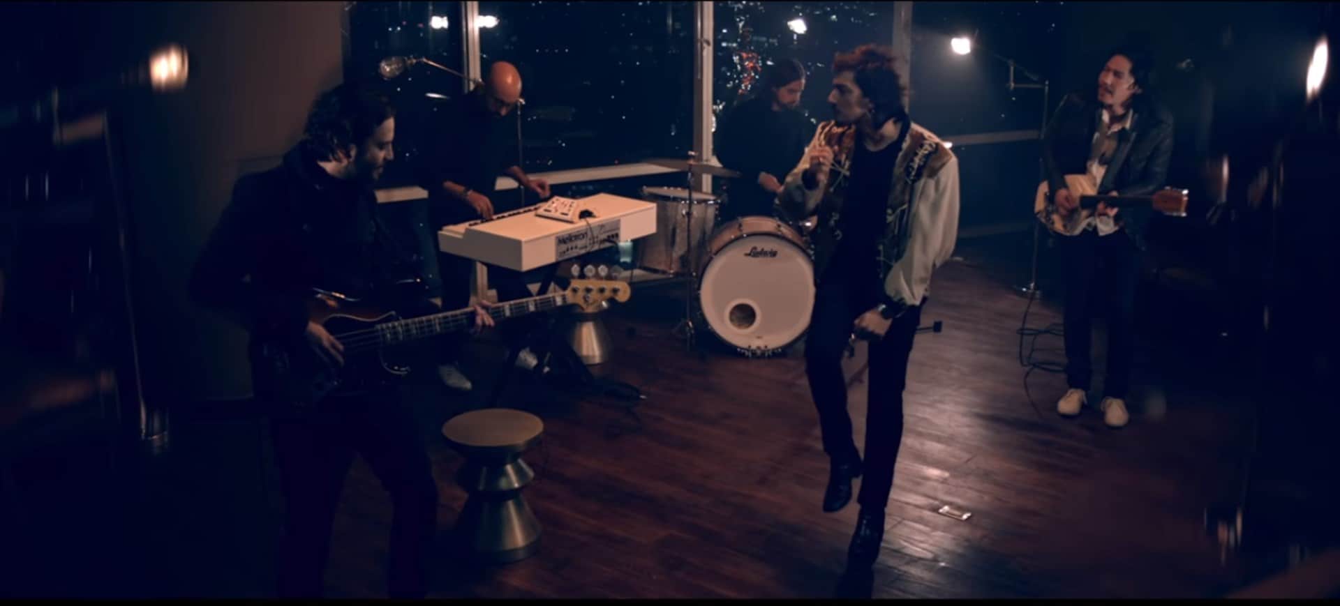 León Larregui muestra actitudes cinematográficas en “Azul” de Zoé