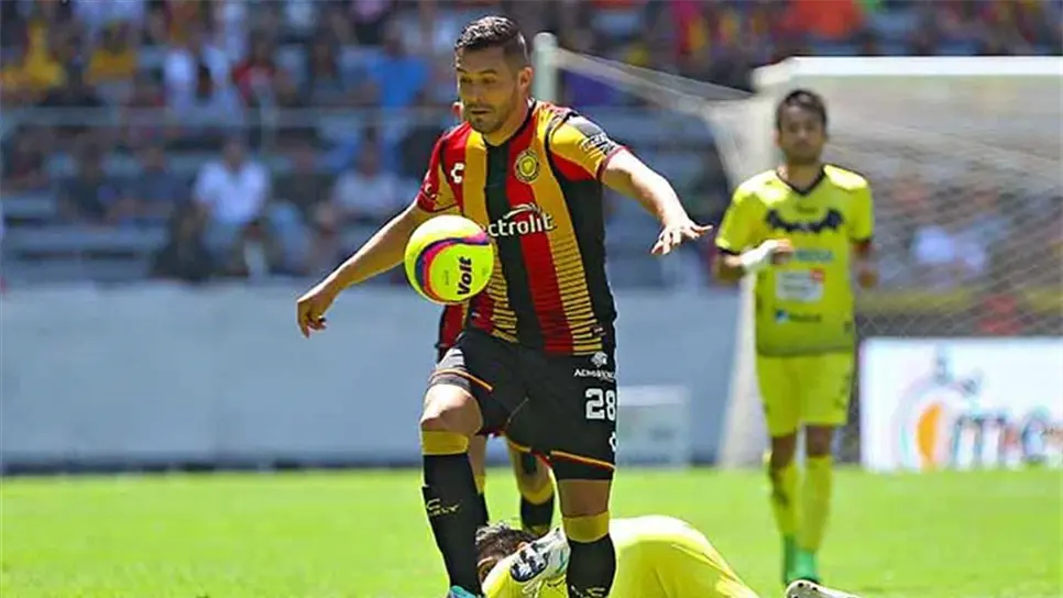 Leones hunden a Murciélagos