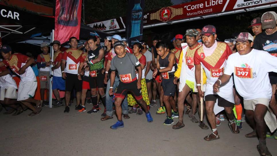 Corredores rarámuris ganan Ultramaratón Caballo Blanco