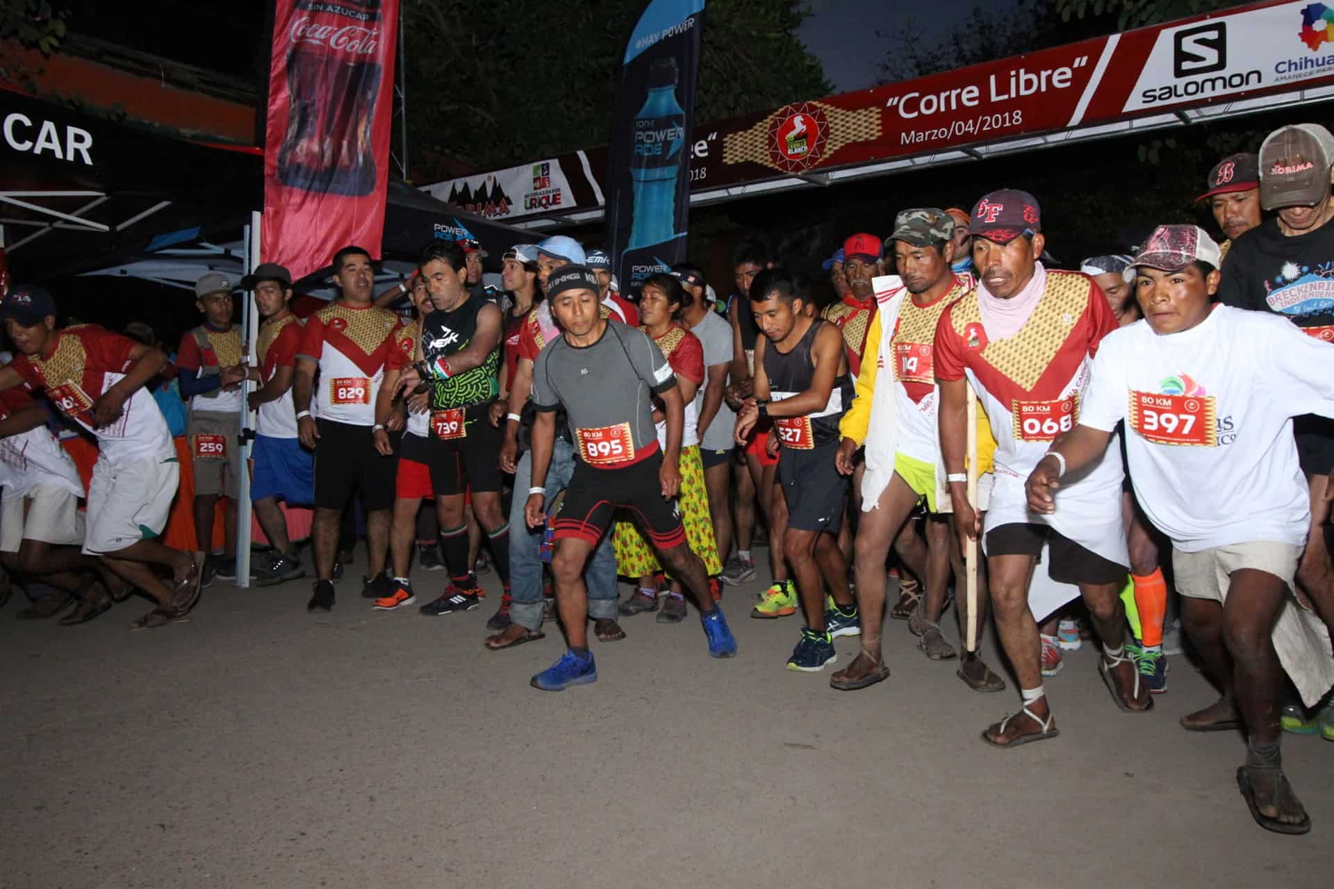 Corredores rarámuris ganan Ultramaratón Caballo Blanco