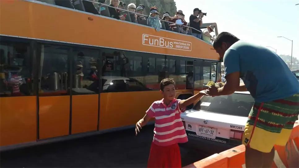 Tiran dólares turistas de cruceros a clavadista en Mazatlán