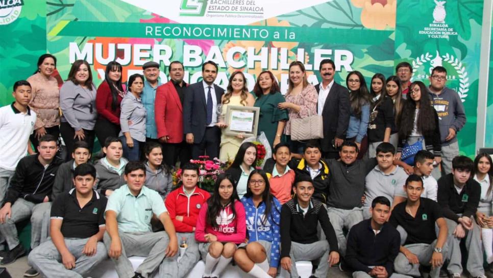 Entrega Cobaes reconocimiento a la mujer bachiller y educadora 2018
