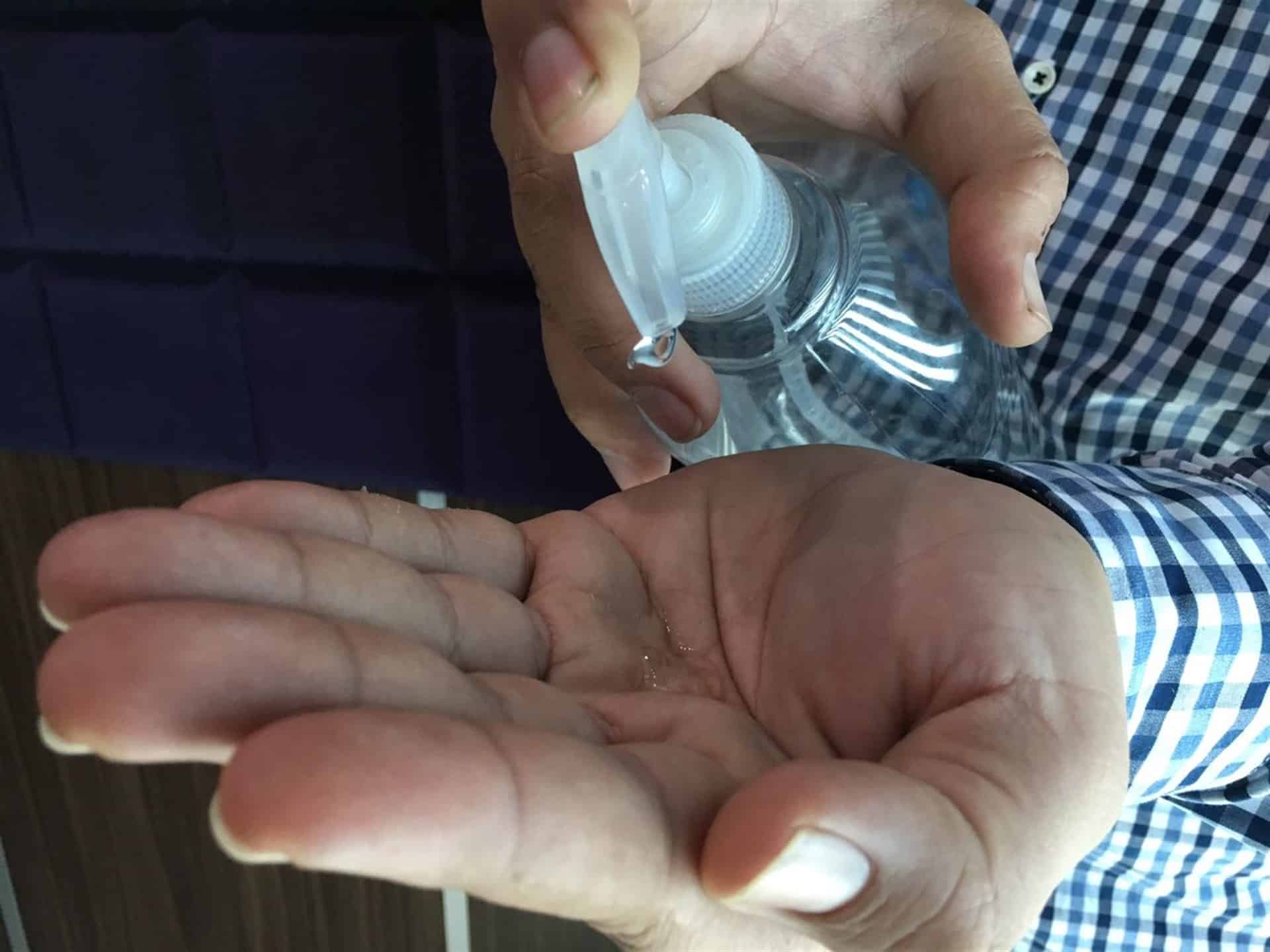 Aplicación de gel antibacterial. FOTO: Juan Carlos Rivera.