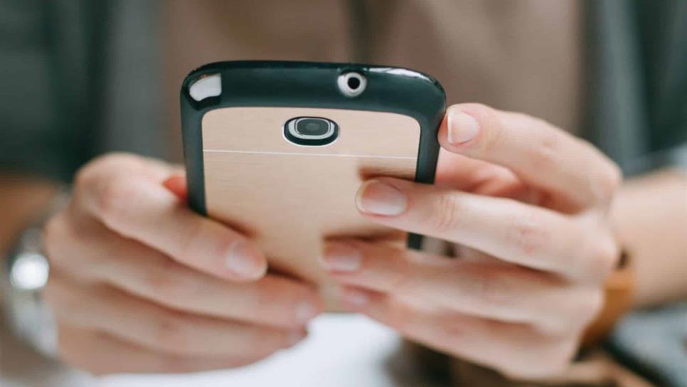 Textear en celular causa daño prematuro en articulaciones